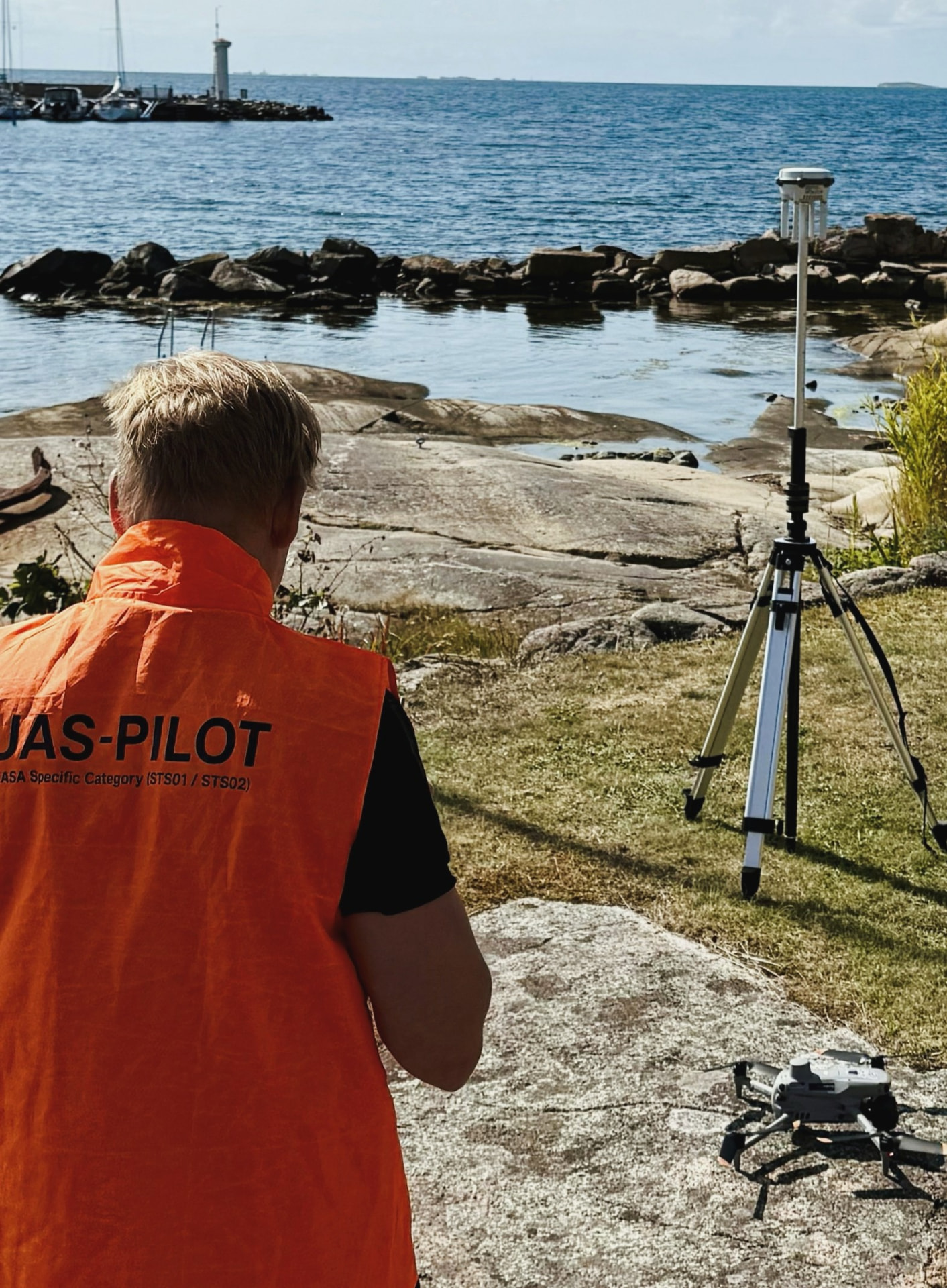 Skynaviq UAS-pilot vid RTK-uppställning vid kusten